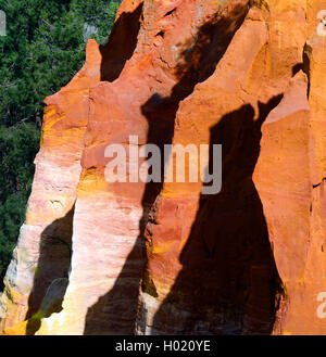 Ockerfelsen von Roussillon, Frankreich, Provence, Luberon, Roussillon Stockfoto