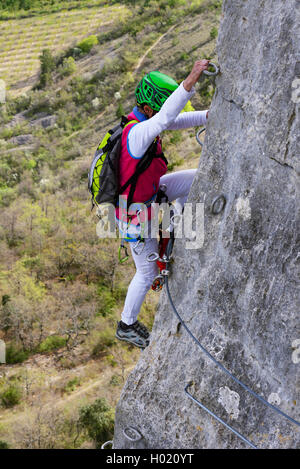 Weibliche Kletterer in der Felswand, Via Ferrata de buis les baronnies, Rocher du Saint-Julien, Frankreich, Provence, buis les baronnies Stockfoto
