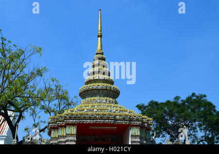 Teil eines Tempels Gebäude in Bangkok, Thailand mit blauem Himmel Stockfoto