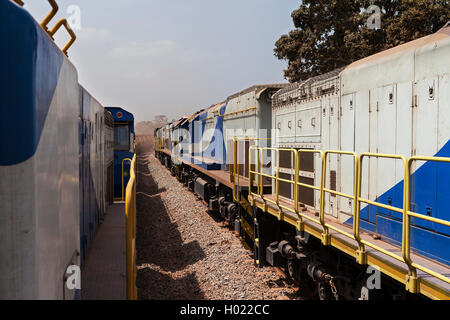 Operationen für das Transportieren und Verwalten von Eisenerz. Zug von mir auf der rechten Seite ziehen geladen Eisenerz wagen, die ein Platz mit leeren Zug von Port Stockfoto