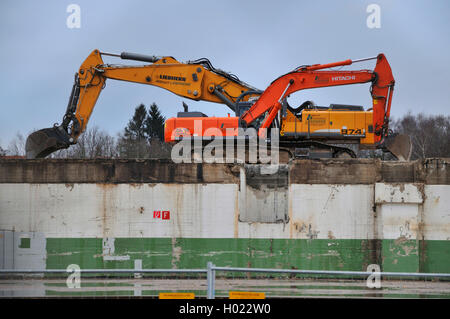 Schaufel Bagger demolieren Automobilwerk Opel Werke II/III, Deutschland, Nordrhein-Westfalen, Ruhrgebiet, Bochum Stockfoto