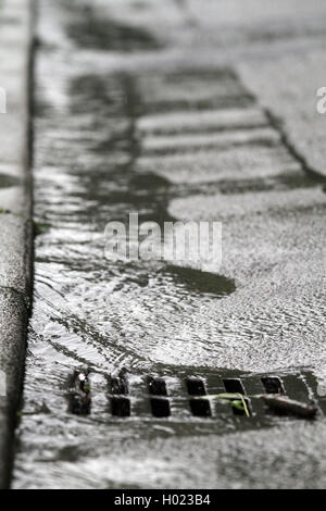 Regenwasser Ablassen in einen Gully, Deutschland Stockfoto