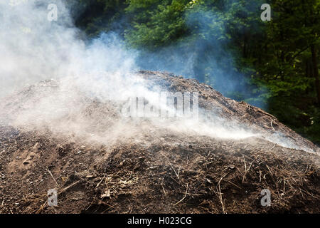 Rauchen Holzkohle Pile, Deutschland, Nordrhein-Westfalen, Ruhrgebiet, Ennepetal Stockfoto