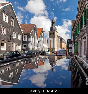 Historische Altstadt mit St. Paul's Kirche spiegeln an Car Top, Deutschland, Nordrhein-Westfalen, Bergisches Land, Hückeswagen Stockfoto