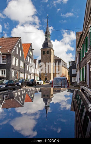 Historische Altstadt mit St. Paul's Kirche spiegeln an Car Top, Deutschland, Nordrhein-Westfalen, Bergisches Land, Hückeswagen Stockfoto