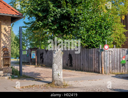 Briefkasten für Weihnachten Briefe und erstaunliche häkeln Garn Bombardierung um einen Baumstamm in Himmelpfort, Brandenburg, Deutschland Stockfoto