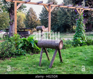 Log-Skulptur des Hirsches in Gut Boltenhof Hotel & Bauerngarten, Brandenburg, Deutschland Stockfoto