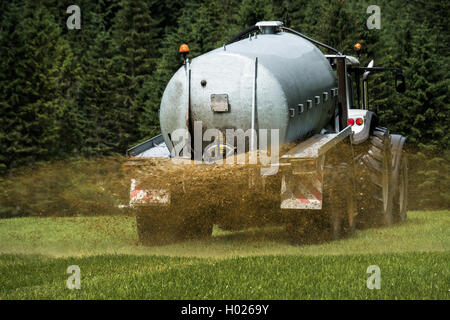 Landwirt Düngung mit Gülle, Österreich, Oberösterreich Stockfoto