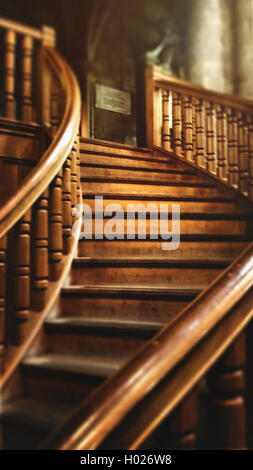 schöne alte Holztreppe im alten Haus Stockfoto