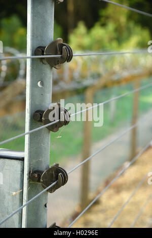 Elektrifizierte Sicherheit Zaun gute Tiefenschärfe Tiefenbild. Stockfoto