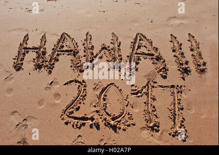 "Hawaii-2017", geschrieben in den Sand am Strand Stockfoto