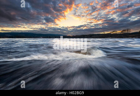 Sonnenuntergang auf dem Fluss Glomma in Norwegen Stockfoto