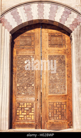 Bild der reich verzierte Moschee Tür. Istanbul, Türkei. Stockfoto