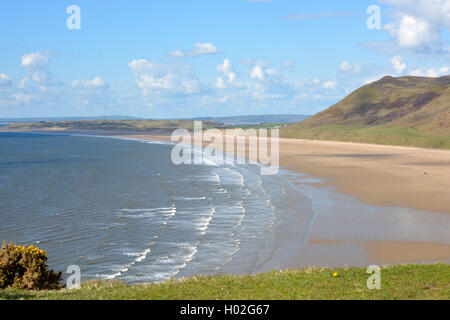 Rhossili Bucht mit weit entfernten Menschen am Strand. Gower Halbinsel, Wales, UK Stockfoto