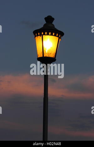 Straßenlaterne gegen einen schönen Himmel bei Dämmerung, Roma, Rom Stockfoto