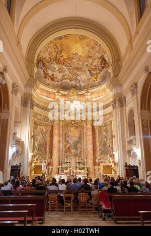 DUBROVNIK, Kroatien - 28. Mai 2014: Menschen auf Masse in Jesuiten Kirche St. Ignatius von Loyola. Die Kirche und das Collegium Komplex betrachten Stockfoto