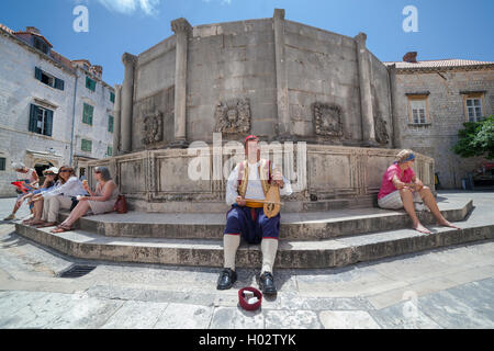 DUBROVNIK, Kroatien - 27. Mai 2014: Mann Tracht Lijerica vor Onofrio Brunnen zu spielen. Lijerica ist Stockfoto