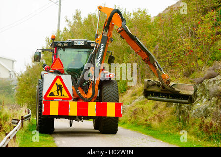 Tjorn, Schweden - 9. September 2016: Ökologische Dokumentarfilm des Traktors einige am Straßenrand Wartungsarbeiten durch Löschen der Vegetation. Stockfoto