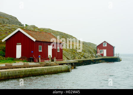 Tjorn, Schweden - 9. September 2016: Ökologische Dokumentation der roten und weißen Küste Haus in nebligen Landschaft. Stockfoto