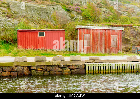 Tjorn, Schweden - 9. September 2016: Ökologische Dokumentation über zwei verwitterte Meer Schuppen im Hafengebiet. Stockfoto