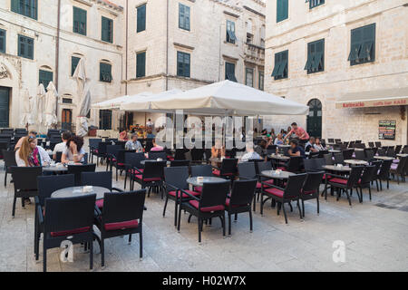 DUBROVNIK, Kroatien - 28. Mai 2014: Gäste sitzen auf der Terrasse des Restaurants. Dubrovnik hat viele Restaurants, die traditionelle Stockfoto