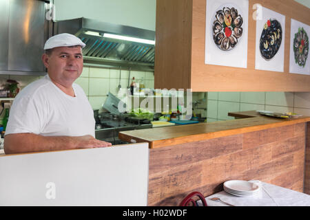 DUBROVNIK, Kroatien - 28. Mai 2014: Restaurant Chef hinter der Theke stehen und posiert für die Kamera. Stockfoto