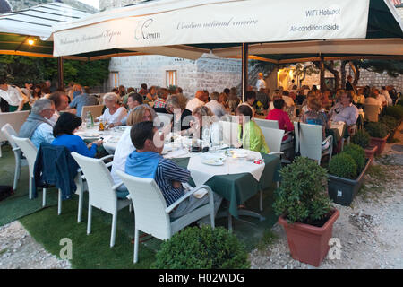 DUBROVNIK, Kroatien - 28. Mai 2014: Menschen am Restaurant Kopun Terrasse sitzen. Dubrovnik hat viele Restaurants, die Trad. Stockfoto