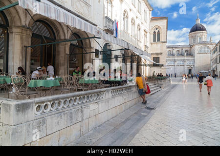 DUBROVNIK, Kroatien - 28. Mai 2014: Gäste sitzen auf der Terrasse des Gradska Kavana, berühmten Kaffee legen. Stockfoto