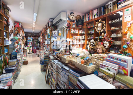 DUBROVNIK, Kroatien - 28. Mai 2014: Umsatz Frau sitzt am Tresen in der Buchhandlung. Stockfoto