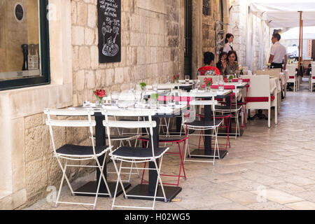 DUBROVNIK, Kroatien - 28. Mai 2014: Gäste sitzen im Restaurant Straßenterrasse. Stockfoto