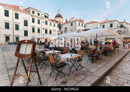 DUBROVNIK, Kroatien - 28. Mai 2014: Menschen sitzen auf der Terrasse des Restaurants. Dubrovnik hat viele Restaurants welche Angebot tradit Stockfoto