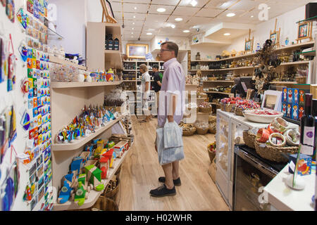 DUBROVNIK, Kroatien - 28. Mai 2014: Tourist in den Souvenir-Shop stöbern. Stockfoto