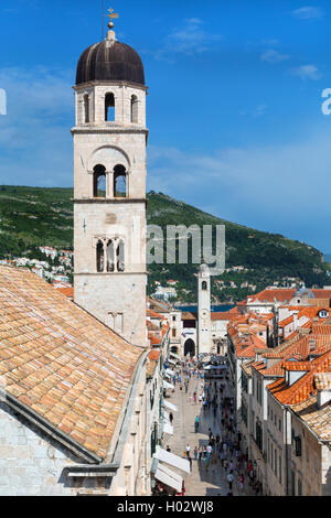 DUBROVNIK, Kroatien - 26. Mai 2014: Aussicht auf Stradun und das Franziskanerkloster von alten Stadtmauern. Stradun ist 300 Meter lang Stockfoto