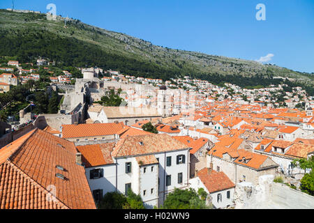 DUBROVNIK, Kroatien - 26. Mai 2014: Blick auf die Dächer der alten Stadt und Srdj Hügel im Hintergrund. Stockfoto