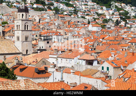 DUBROVNIK, Kroatien - 26. Mai 2014: Blick auf die Dächer der alten Stadt und dem Franziskanerkloster Turm. Stockfoto