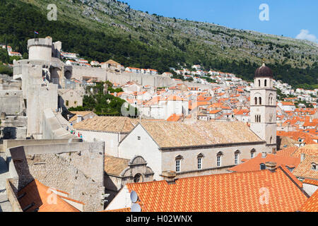 DUBROVNIK, Kroatien - 26. Mai 2014: Blick auf die Dächer der alten Stadt und Srdj Hügel im Hintergrund. Stockfoto