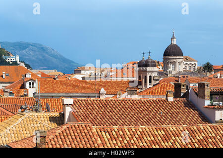 DUBROVNIK, Kroatien - 26. Mai 2014: Blick auf die Dächer der alten Stadt und Kirchtürme. Stockfoto