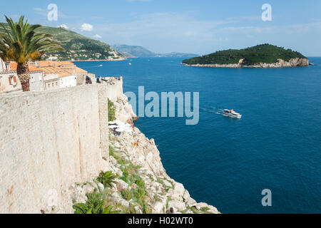 DUBROVNIK, Kroatien - 26. Mai 2014: Alte Stadtmauern und Insel Lokrum. Alte Mauer ist einer der berühmtesten Feature von Dubrovnik. Es ist ein Stockfoto