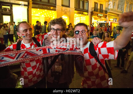 ZAGREB, Kroatien - 12. Juni 2014: Kroatische Fußball-Fans bei Ban Josip Jelacic Platz Begleitung ihrer Nationalmannschaft der Welt Stockfoto