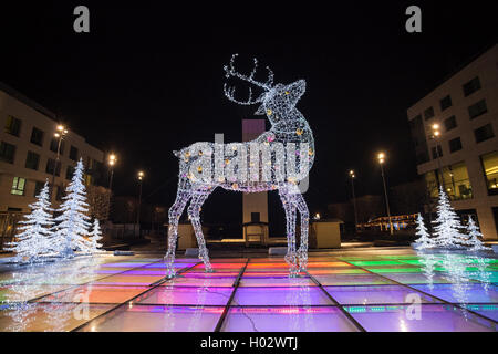 BRATISLAVA, Slowakei - 6. Januar 2015: Dekorative Rentier Weihnachten vor Eurovea Galleria Einkaufszentrum leicht gemacht Stockfoto