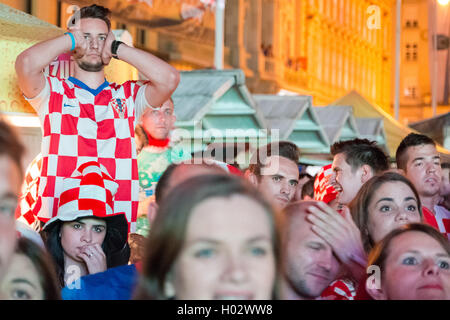 ZAGREB, Kroatien - 12. Juni 2014: Kroatische Fußball-Fans bei Ban Josip Jelacic Platz Begleitung ihrer Nationalmannschaft der Welt Stockfoto