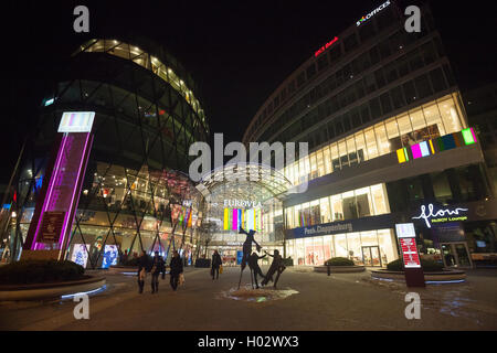 BRATISLAVA, Slowakei - 6. Januar 2015: Eurovea Galleria Einkaufszentrum in der Nacht. Stockfoto