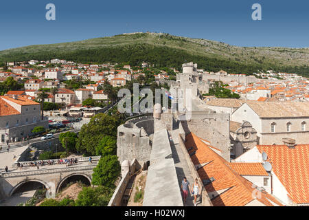 DUBROVNIK, Kroatien - 26. Mai 2014: Blick auf den alten Stadtmauern Dächer und und Srdj Hügel im Hintergrund. Stockfoto