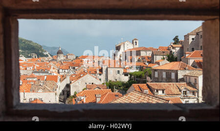 DUBROVNIK, Kroatien - 26. Mai 2014: Blick auf die alten Dächer der Stadt durch Stein Fenster in Stadtmauern. Stockfoto