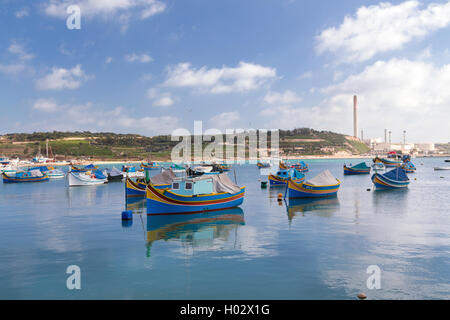 MARSAXLOKK, MALTA - 11. Januar 2015: Luzzus, beäugte traditionelle Fischerei Boote im Hafen. Stockfoto