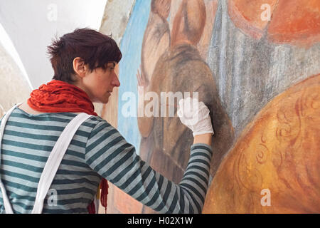 DUBROVNIK, Kroatien - 26. Mai 2014: Kunst-Konservierung und Restaurierung im Franziskanerkloster in Dubrovnik. Stockfoto