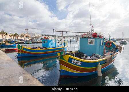 MARSAXLOKK, MALTA - 11. Januar 2015: Luzzus, beäugte traditionelle Fischerei Boote im Hafen. Stockfoto