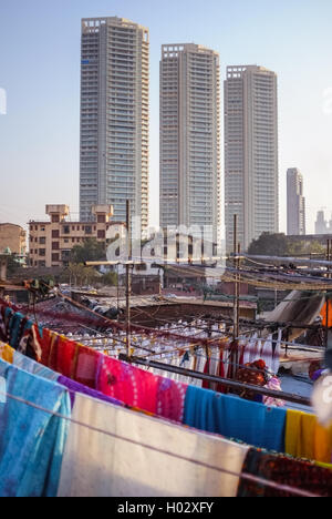 MUMBAI, Indien - 8. Januar 2015: Städtisches Motiv mit Skycrappers und Wohngebäuden, von einem Dach in Dhobi Ghat genommen. Stockfoto