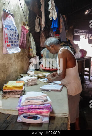 MUMBAI, Indien - 8. Januar 2015: indische Arbeiter tagging sauber gebügelt Tücher in Dhobi Ghat. Stockfoto