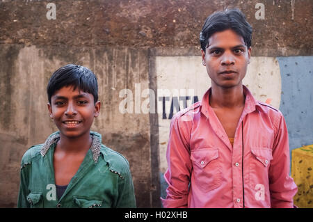 MUMBAI, Indien - 12. Januar 2015: junge indische Männer in Dharavi Slum Stockfoto